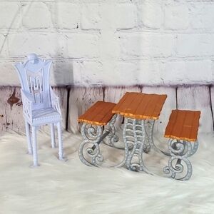 Monster High Deadluxe School Picnic Table & Freaky Fusion Catacombs Chair Throne